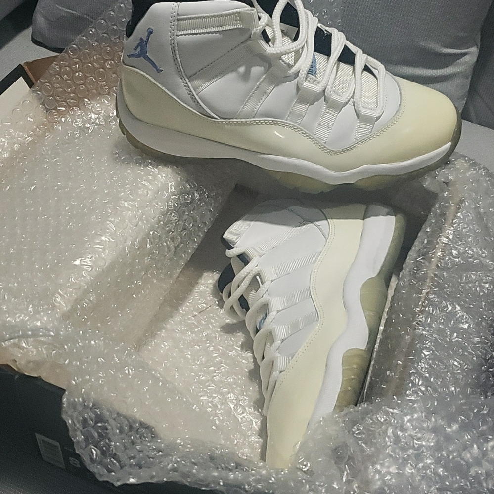 Jordan Colombia 11's size 8.5
